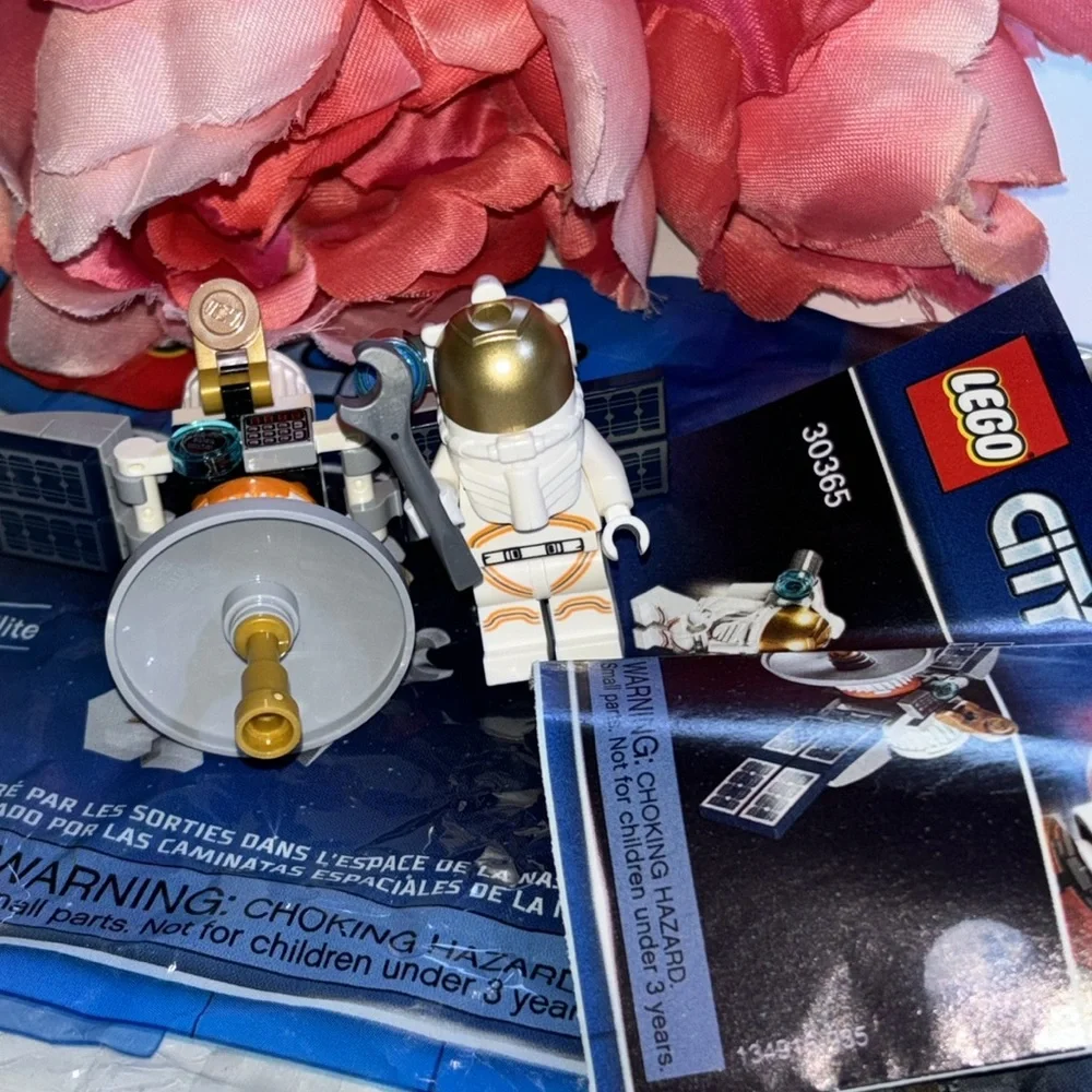Lego City 30364 Astronaut gold face shield LEGO CITY: Space Satellite Minifig